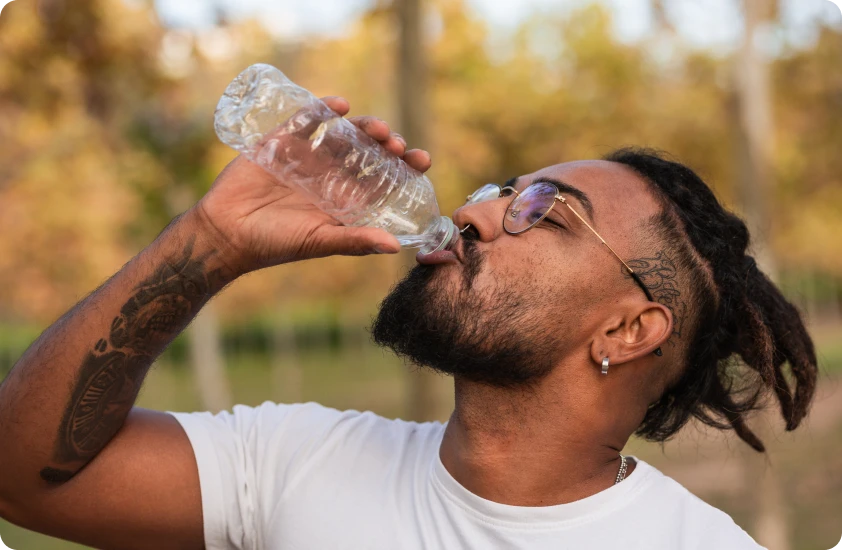 Hombre tomando Agua